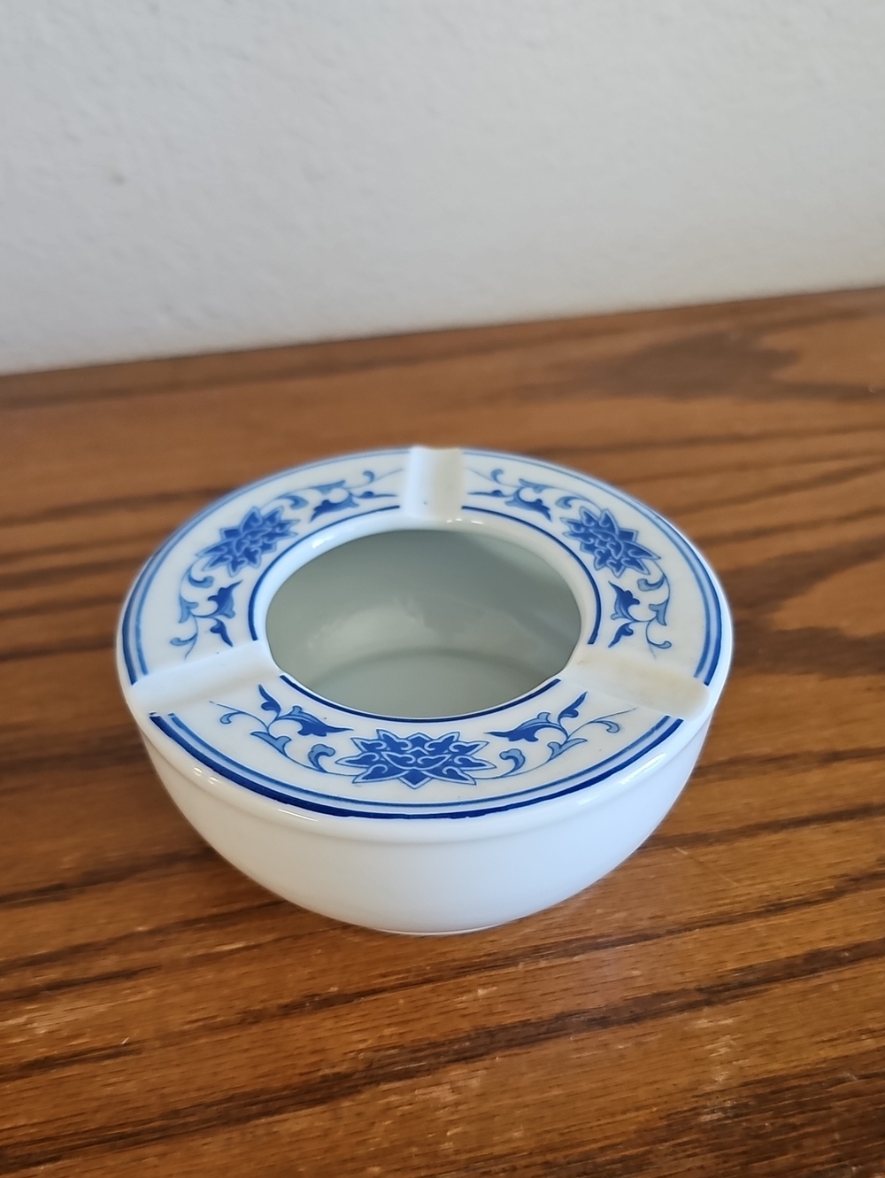 Jingdezhen White Ceramic Ashtray with Blue Floral Trim Tote 8